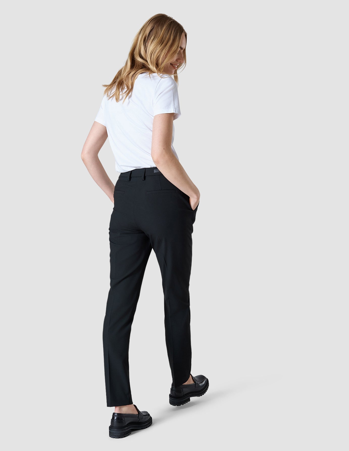 Women Tapered Essential Pants Black